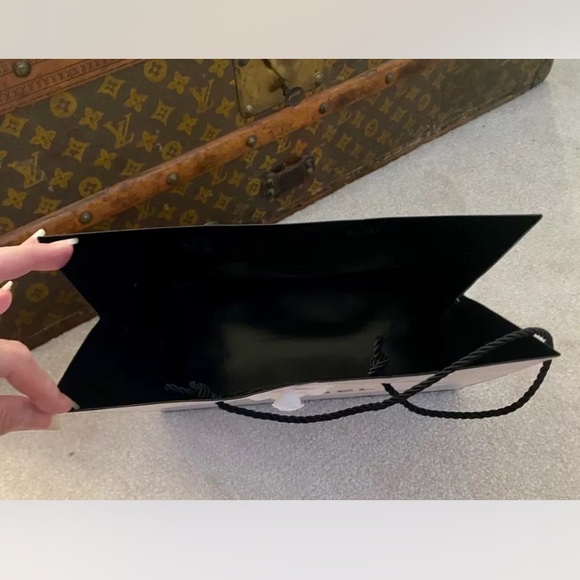 MEDIUM SIZE CHANEL PARIS PAPER CARRIER SHOPPING BAG WHITE CAMELLIA 3D FLOWER EUC - Picture 3 of 5